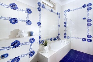 Baignoire, sèche-cheveux, serviettes fournies