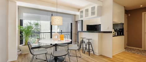 Departamento, 2 habitaciones, balcón (1) | Área de sala de estar | Smart TV de 55 pulgadas con canales digitales