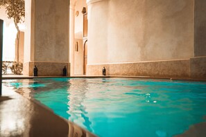 Indendørs pool, parasoller, liggestole