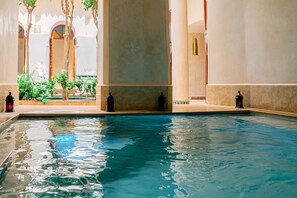 Piscina coperta, ombrelloni da piscina, lettini