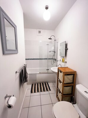 Toallas, jabón, shampoo, papel de baño 