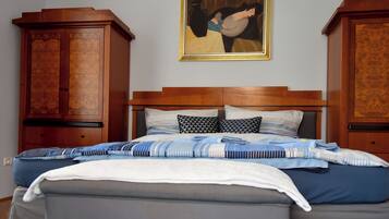 5 bedrooms, desk, iron/ironing board, travel crib