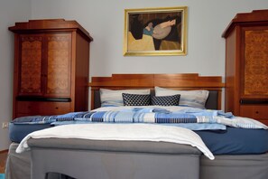 5 soverom, skrivebord, strykejern/-brett og reiseseng for barn