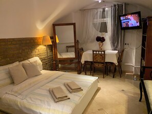 5 quartos, escrivaninha, ferros/tábuas de passar roupa, berço de viagem