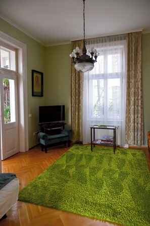 TV, peis, DVD-spiller og bøker