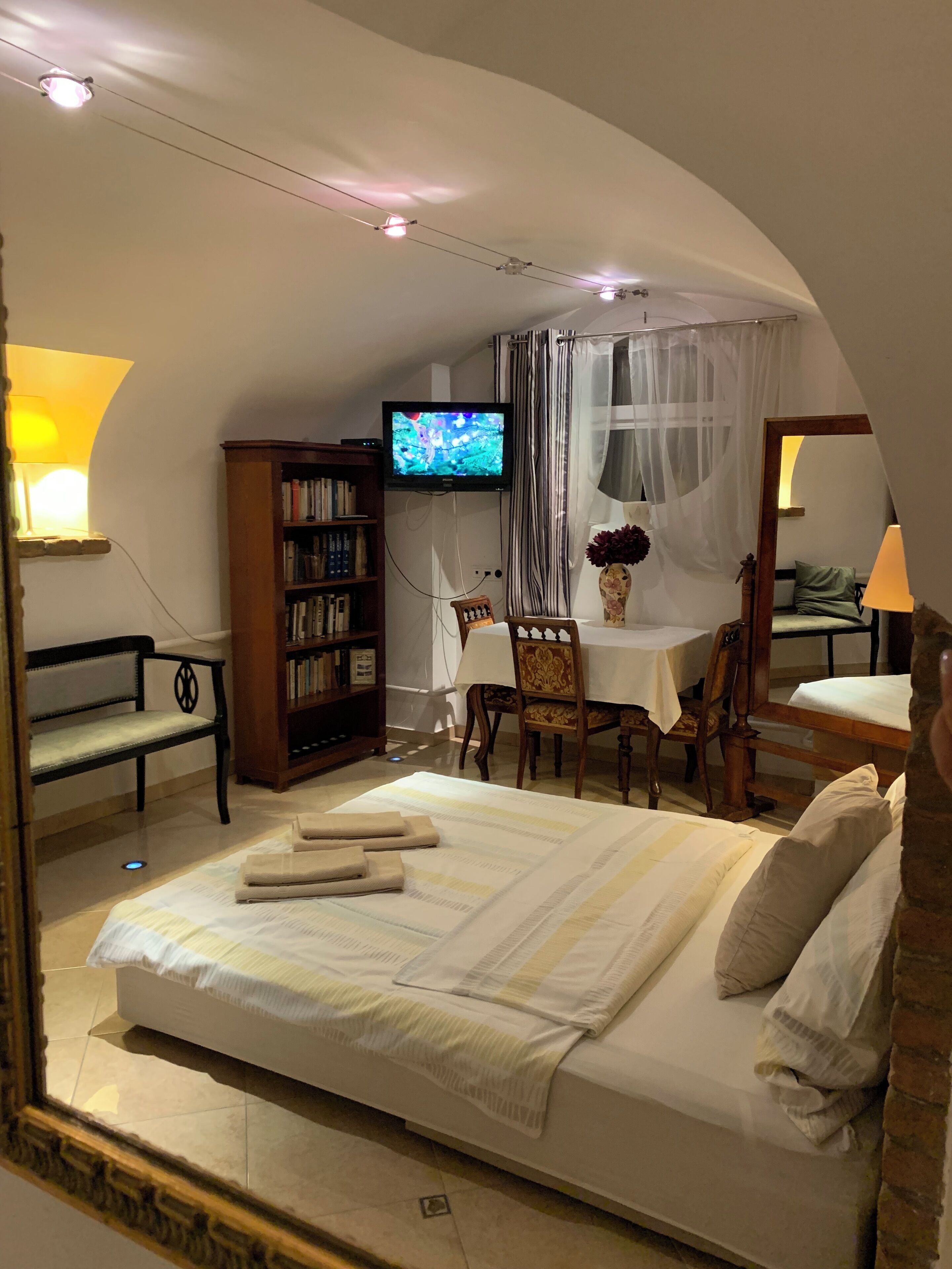 5 bedrooms, desk, iron/ironing board, travel crib