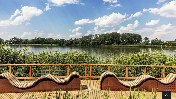 A wooden deck with a curved railing overlooking a lake, surrounded by dense greenery and trees under a partly cloudy sky. - Calm escape in historical athmosphere - Villa Giulietta Budapest,  free parking  (Budapest)