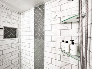 Haartrockner, Handtücher, Toilettenpapier