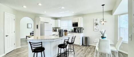 Refrigerador, microondas, horno, placa de cocina