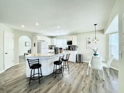 Luxury 4BR Family Home w/ King Suite + Game Room