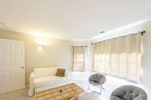 Fernseher, Kamin, Tischfußball