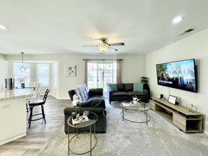 Télévision, cheminée, baby-foot