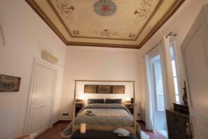 4 sovrum, värdeförvaringsskåp på rummet och skrivbord