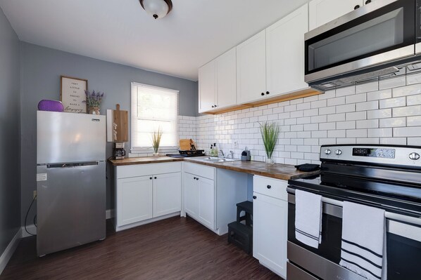 Kühlschrank, Mikrowelle, Ofen, Herdplatte