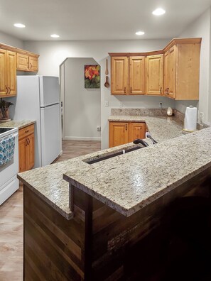 Fridge, microwave, oven, stovetop - Hermosa Haven Winter Wonderland (Montrose)