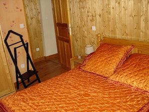 2 bedrooms, iron/ironing board