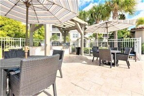 Outdoor dining - 1BDR+Peaceful Stay+FastWifi+ Free Parking+Pool+Gym (Windermere)
