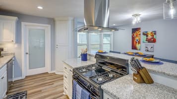 Fridge, microwave, stovetop, dishwasher