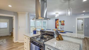 Køleskab, mikrobølgeovn, kogeplade, opvaskemaskine