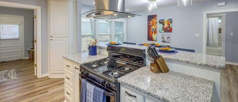 冷蔵庫、電子レンジ、コンロ、食器洗い機