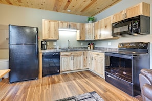 Fridge, microwave, stovetop, dishwasher