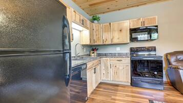 Fridge, microwave, stovetop, dishwasher