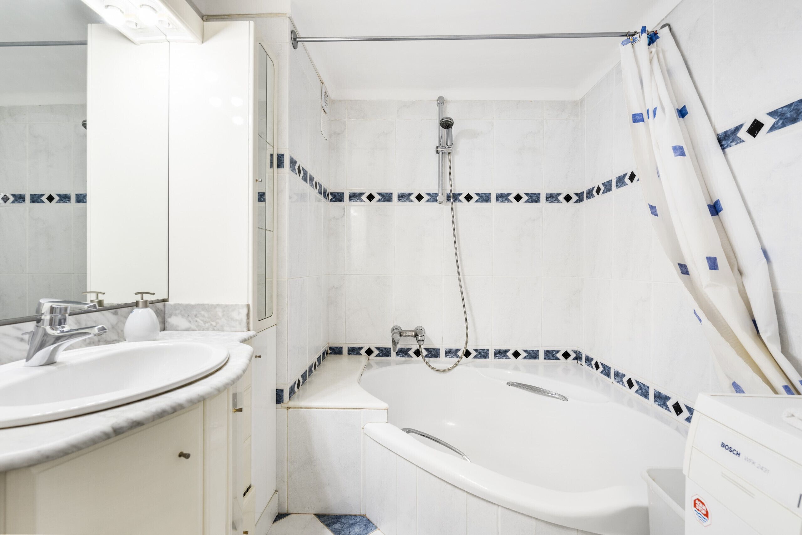 Bathtub, towels