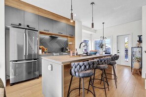 Refrigerador, microondas, horno y parrilla de estufa 