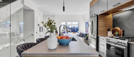 Refrigerador, microondas, horno y parrilla de estufa