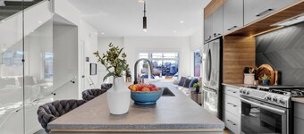 Luxuriously Designed | Garage & Free Parking | King Bed | DT View | Fast WIFI