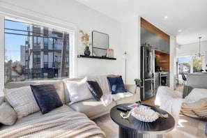 Smart TV, books - Luxuriously Designed | Garage & Free Parking | King Bed | DT View | Fast WIFI (Edmonton)