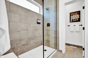 Een douche, een haardroger, handdoeken, zeep