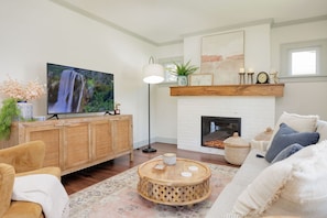 TV connectée, cheminée, chaîne hi-fi