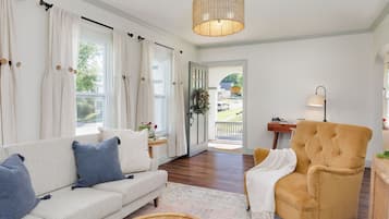 Smart TV, fireplace, stereo