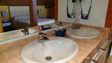 Dúplex romàntic, 1 llit de matrimoni, no fumadors, vistes a la muntanya | Bany | Tovalloles, sabó, xampú i paper higiènic