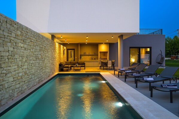 Een verwarmd zwembad