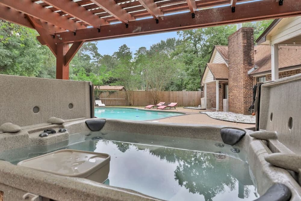 Beautiful Home w/Pool & Separate Guesthouse on 6 Acres