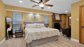 9 Schlafzimmer, Schreibtisch, Bügeleisen/Bügelbrett, Reisekinderbett