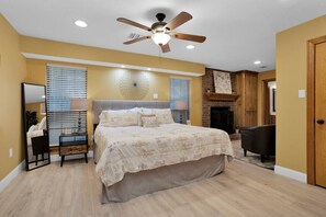 9 Schlafzimmer, Schreibtisch, Bügeleisen/Bügelbrett, Reisekinderbett