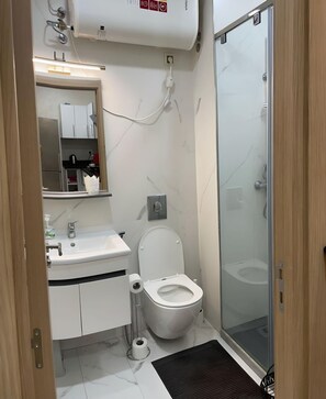 Douche, serviettes fournies, savon, papier toilette