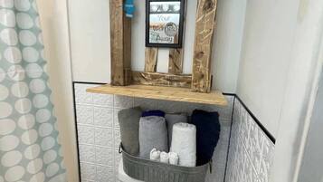Handtücher, Seife, Shampoo, Toilettenpapier