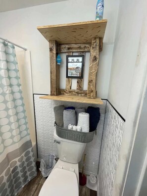 Handtücher, Seife, Shampoo, Toilettenpapier