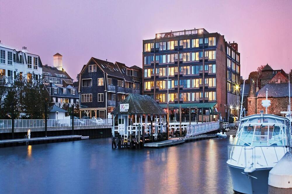 1 Bedroom Suite w/ Mini Kitchen in Newport, Inn At The Harbor Resort!