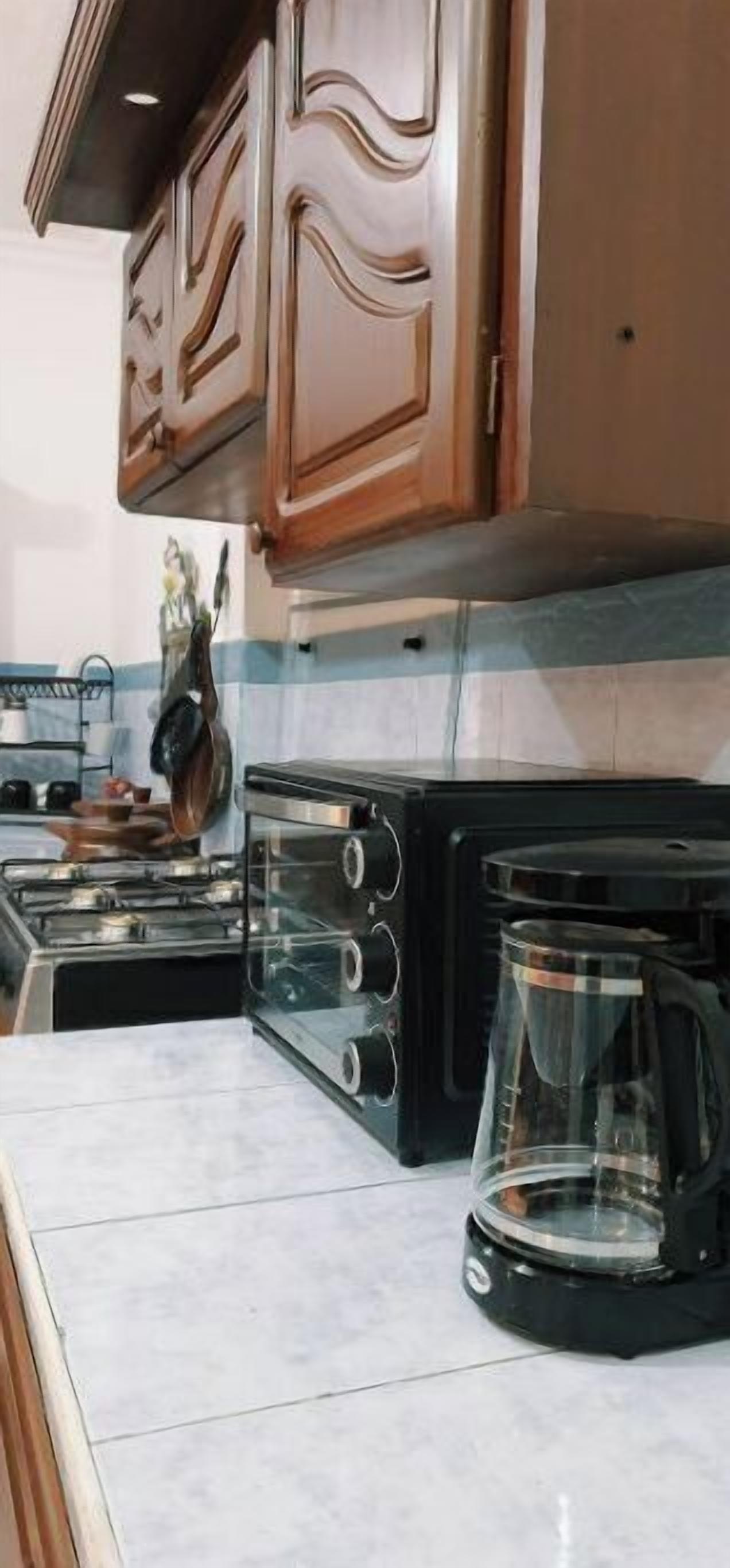 Fogão, cafeteira/chaleira, talheres/pratos/utensílios de cozinha