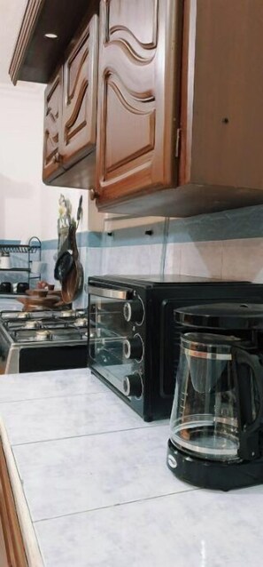 Uuni, kahvin-/teenkeitin, keittoastiat/astiat/ruokailuvälineet