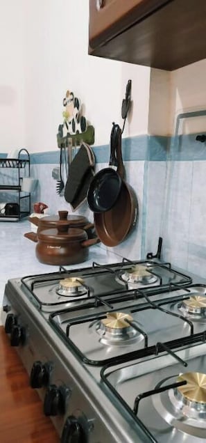 Oven, coffee/tea maker, cookware/dishes/utensils, lobster pot