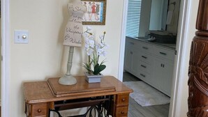 Stitches Suite, King Bed, Non-Smoking