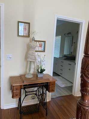 Stitches Suite, King Bed, Non-Smoking | Cortinas blackout, insonorización y tabla de planchar con plancha