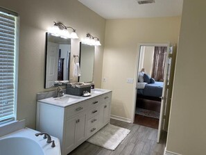 Stitches Suite, King Bed, Non-Smoking | Blackout drapes, soundproofing, iron/ironing board, free WiFi - Wiley House Bed and Breakfast (Humble)