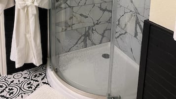 Magnolia Room, Queen Bed, Non-Smoking | Baño | Tina de hidromasaje, regadera tipo lluvia, amenidades de baño gratuitas